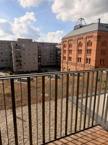 Erstbezug in Friedrichshain | hochwertiges 1-Zimmer-Studio mit Einbauküche & Balkon — photo 1